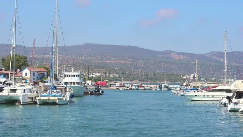 έξοδος από το λιμάνι της κύπρου