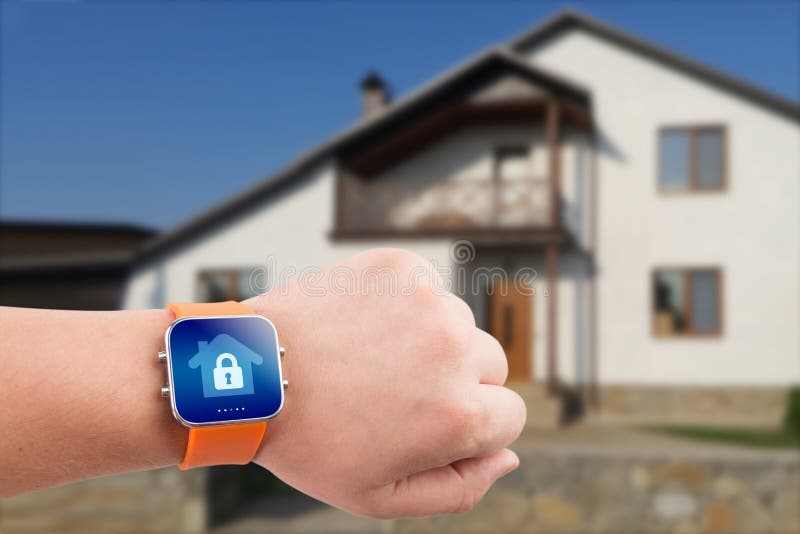 Έξυπνα ρολόγια με την εγχώρια ασφάλεια app σε ετοιμότητα στο υπόβαθρο οικοδόμησης στοκ φωτογραφία με δικαίωμα ελεύθερης χρήσης Έξυπνα ρολόγια με την εγχώρια ασφάλεια app σε ετοιμότητα στο υπόβαθρο οικοδόμησης στοκ φωτογραφία με δικαίωμα ελεύθερης χρήσης