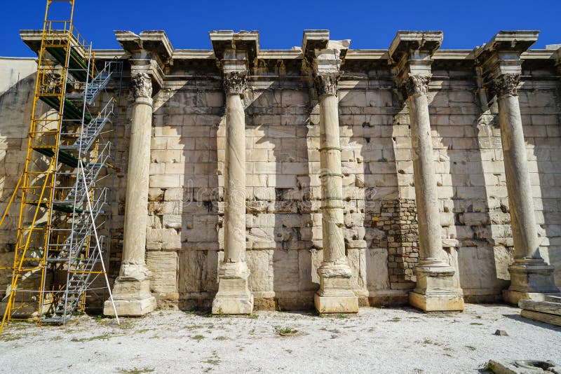 Έργο υπό κατασκευή αποκατάστασης στην κλασσική ρωμαϊκή βιβλιοθήκη του μαρμάρινου τοίχου φραγμών του Αδριανού, κορινθιακές στήλες στοκ φωτογραφία Έργο υπό κατασκευή αποκατάστασης στην κλασσική ρωμαϊκή βιβλιοθήκη του μαρμάρινου τοίχου φραγμών του Αδριανού, κορινθιακές στήλες στοκ φωτογραφία