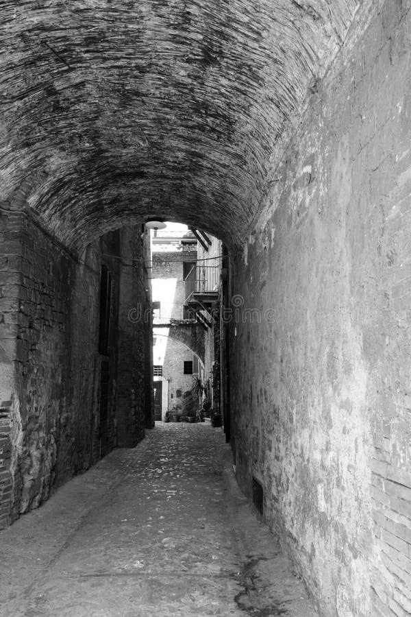 Έρημη οδός στο κέντρο του narni στοκ εικόνα με δικαίωμα ελεύθερης χρήσης Έρημη οδός στο κέντρο του narni στοκ εικόνα με δικαίωμα ελεύθερης χρήσης