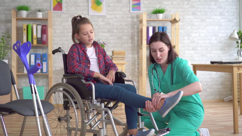 Έφηβη μετά από έναν τραυματισμό σε μια αναπηρική καρέκλα στην υποδοχή ενός γιατρού