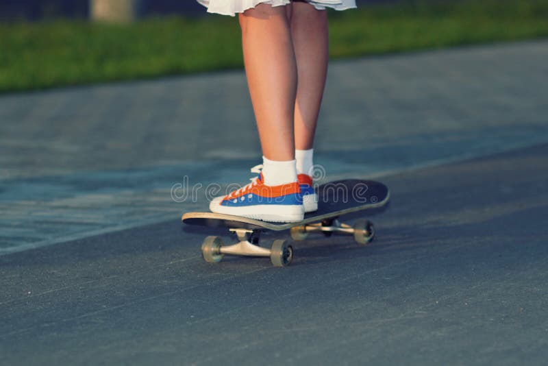 Έφηβος Hipster με skateboard στοκ εικόνα με δικαίωμα ελεύθερης χρήσης Έφηβος Hipster με skateboard στοκ εικόνα με δικαίωμα ελεύθερης χρήσης