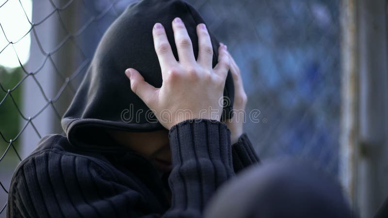 Έφηβος που φωνάζει, σχολική φοβέρα, δυσλειτουργική οικογένεια, κατάθλιψη μοναξιάς στοκ φωτογραφία με δικαίωμα ελεύθερης χρήσης Έφηβος που φωνάζει, σχολική φοβέρα, δυσλειτουργική οικογένεια, κατάθλιψη μοναξιάς στοκ φωτογραφία με δικαίωμα ελεύθερης χρήσης
