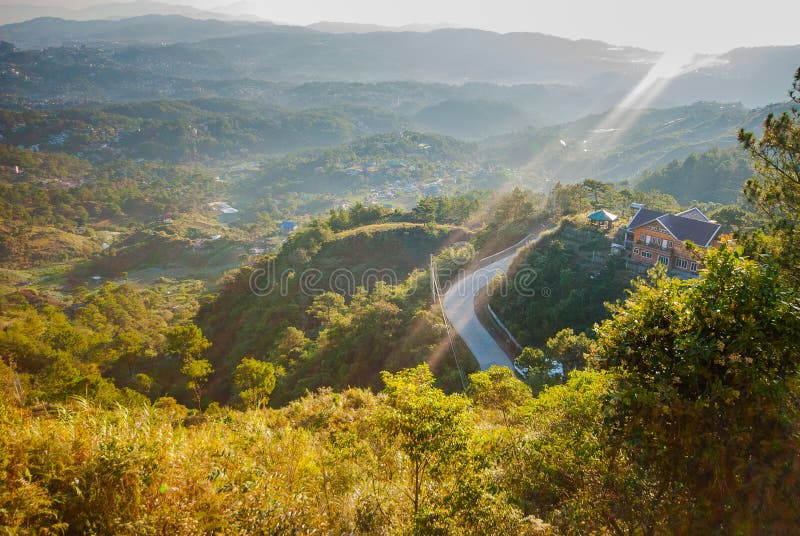 Ήλιος που λάμπει πέρα από την πόλη Baguio στοκ φωτογραφίες με δικαίωμα ελεύθερης χρήσης
