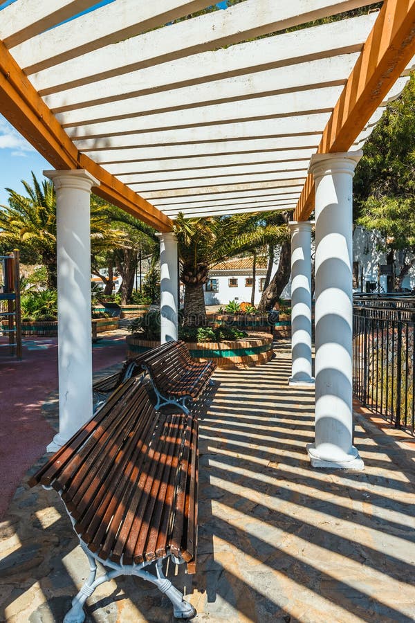 Ήλιος που λάμπει πέρα από το κτήριο αψίδων arcade στοκ εικόνες