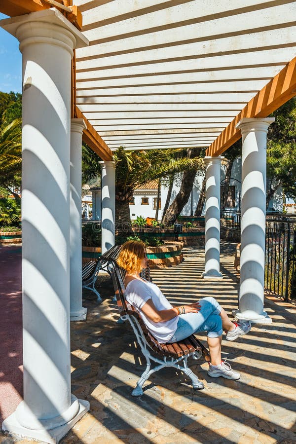 Ήλιος που λάμπει πέρα από το κτήριο αψίδων arcade στοκ φωτογραφία με δικαίωμα ελεύθερης χρήσης