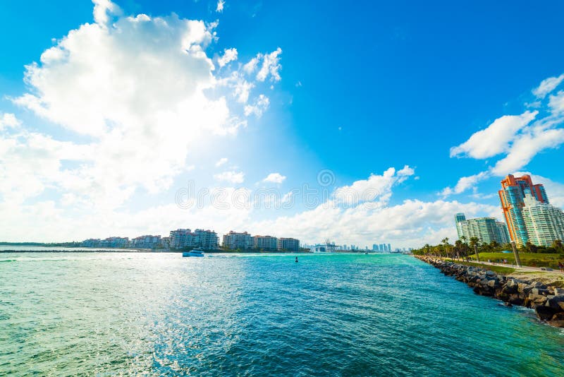 Ήλιος που λάμπει πέρα από το Μαϊάμι Μπιτς bayfront στοκ εικόνες με δικαίωμα ελεύθερης χρήσης
