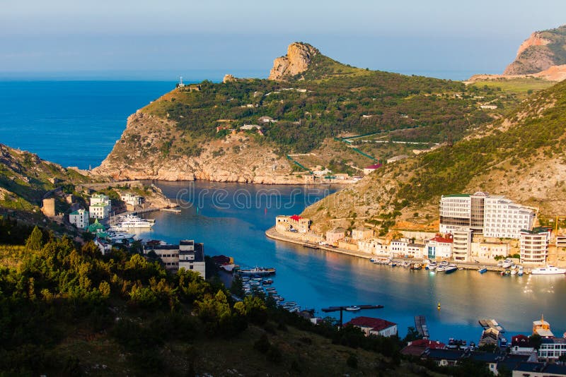 Ήλιος που λάμπει πέρα από τον κόλπο Βουνά κοντά στην προκυμαία μπλε σύννεφων πλήρες πράσινο τοπίο εστίασης πεδίων ημέρας οφειλόμε στοκ φωτογραφίες με δικαίωμα ελεύθερης χρήσης