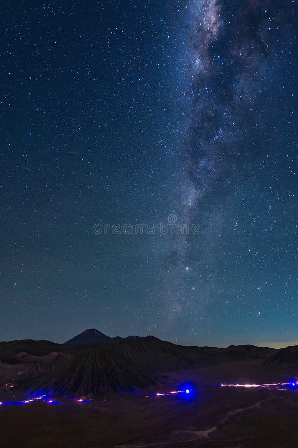 Ίχνος αστεριών πέρα από το ηφαίστειο Bromo υποστηριγμάτων στο εθνικό πάρκο Bromo Tengger Semeru στοκ φωτογραφία με δικαίωμα ελεύθερης χρήσης Ίχνος αστεριών πέρα από το ηφαίστειο Bromo υποστηριγμάτων στο εθνικό πάρκο Bromo Tengger Semeru στοκ φωτογραφία με δικαίωμα ελεύθερης χρήσης