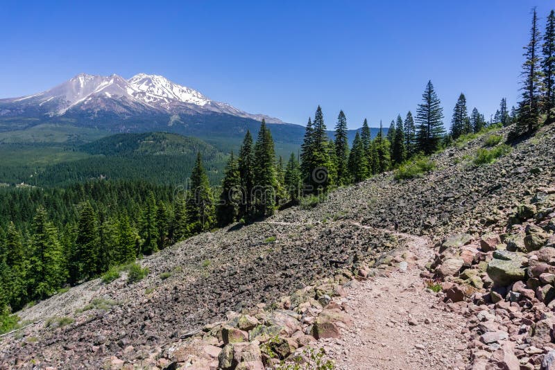 Ίχνος πεζοπορίας Siskiyou στη κομητεία Βουνό Shasta που καλύπτεται στο χιόνι ορατό στο υπόβαθρο Βόρεια Καλιφόρνια στοκ φωτογραφία με δικαίωμα ελεύθερης χρήσης Ίχνος πεζοπορίας Siskiyou στη κομητεία Βουνό Shasta που καλύπτεται στο χιόνι ορατό στο υπόβαθρο Βόρεια Καλιφόρνια στοκ φωτογραφία με δικαίωμα ελεύθερης χρήσης