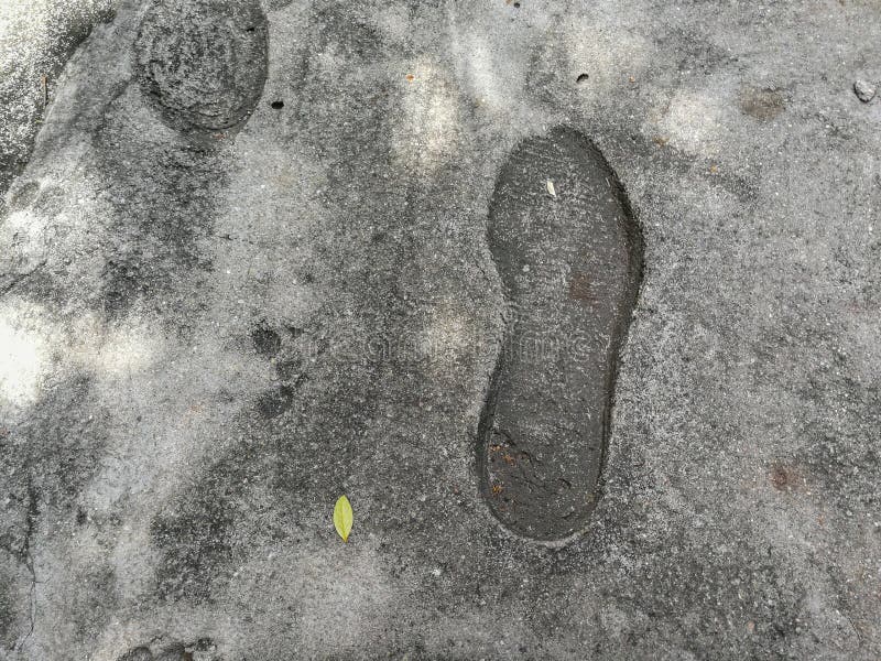 Ίχνος του παπουτσιού ή της μπότας στο σκυρόδεμα στοκ φωτογραφία
