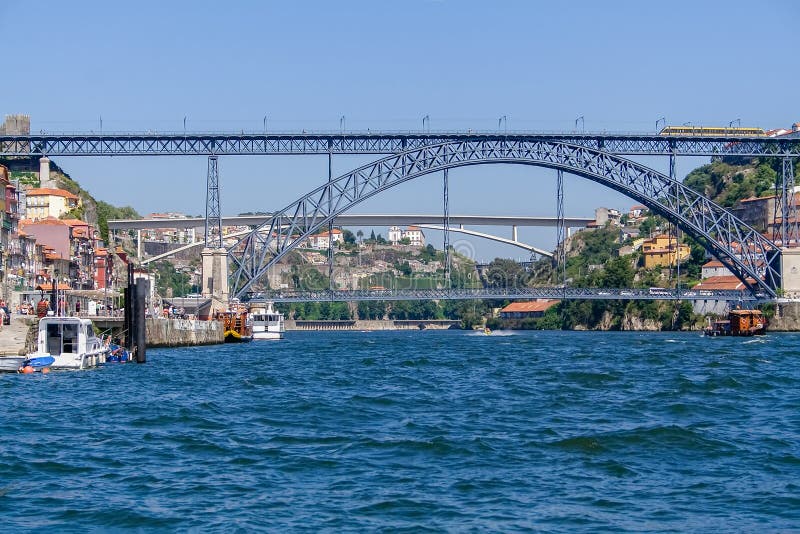 19α DOM Luis Ι αιώνα γέφυρα πέρα από τον ποταμό Douro με την πόλη Λ και Gaia R του Πόρτο στοκ φωτογραφία