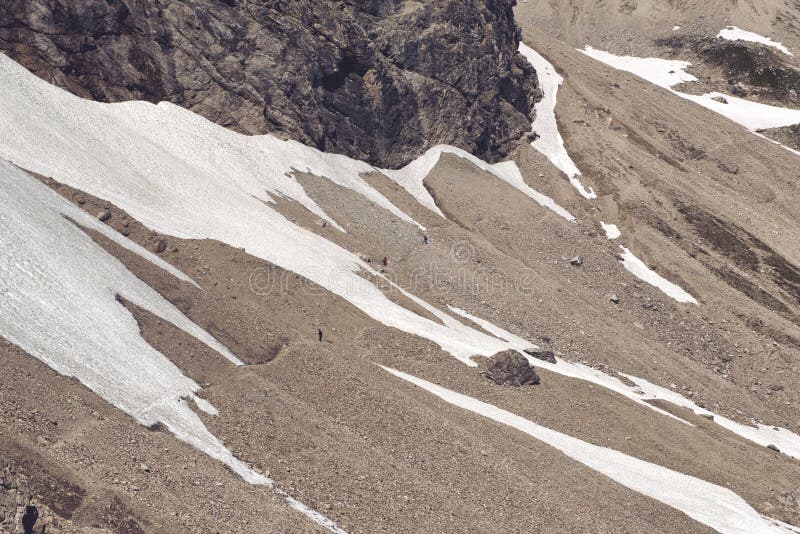 Αλπικό κατεβατό με μόνιμο snowfield στο πόδι μιας απότομης δύσκολης αιχμής στα γερμανικά όρη κατά μια στενή επάνω άποψη του ποδιού της αιχμής κατά τη διάρκεια μιας αποστολής ορειβασίας