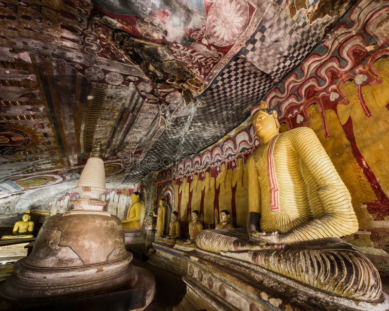 Αγάλματα Buddhas και θρησκευτική γλυπτική στο χρυσό ναό Σρι Λάνκα στοκ εικόνα