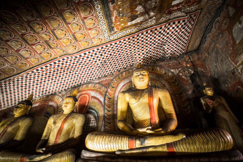 Αγάλματα Buddhas και θρησκευτική γλυπτική στο χρυσό ναό Σρι Λάνκα στοκ φωτογραφία με δικαίωμα ελεύθερης χρήσης