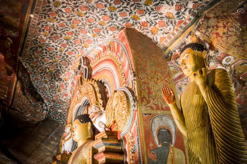 Αγάλματα Buddhas και θρησκευτική γλυπτική στο χρυσό ναό Σρι Λάνκα στοκ φωτογραφίες