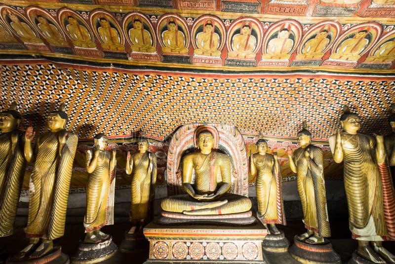 Αγάλματα Buddhas και θρησκευτική γλυπτική στο χρυσό ναό Σρι Λάνκα στοκ εικόνες