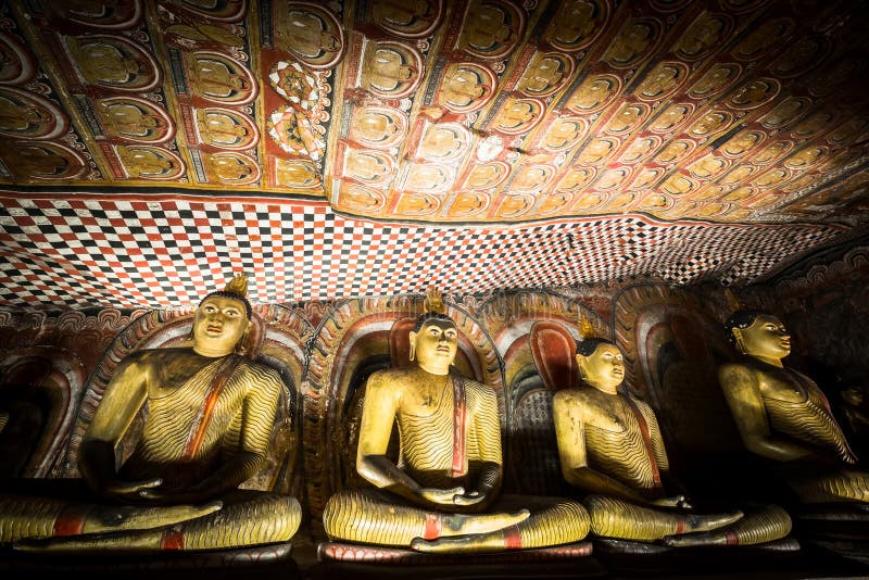 Αγάλματα Buddhas και θρησκευτική γλυπτική στο χρυσό ναό Σρι Λάνκα στοκ εικόνα