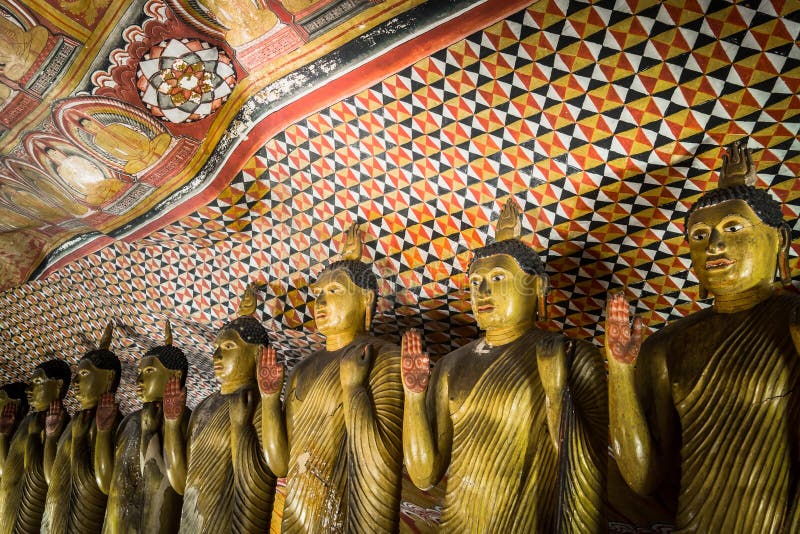 Αγάλματα Buddhas και θρησκευτική γλυπτική στο χρυσό ναό Σρι Λάνκα στοκ εικόνα