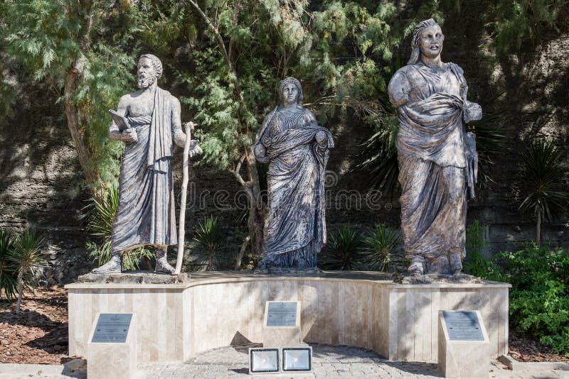 Αγάλματα δίπλα στο μουσείο Bodrum της υποβρύχιας αρχαιολογίας σε Mugla