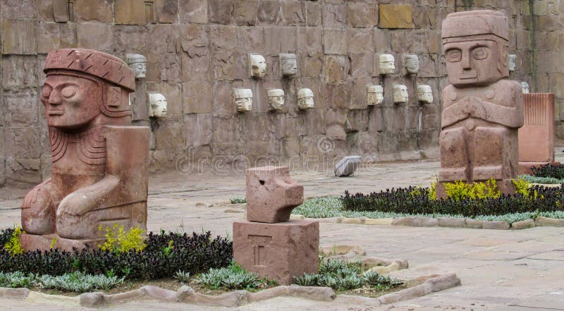 Αγάλματα ειδώλων από Tiwanaku στοκ φωτογραφία με δικαίωμα ελεύθερης χρήσης Αγάλματα ειδώλων από Tiwanaku στοκ φωτογραφία με δικαίωμα ελεύθερης χρήσης