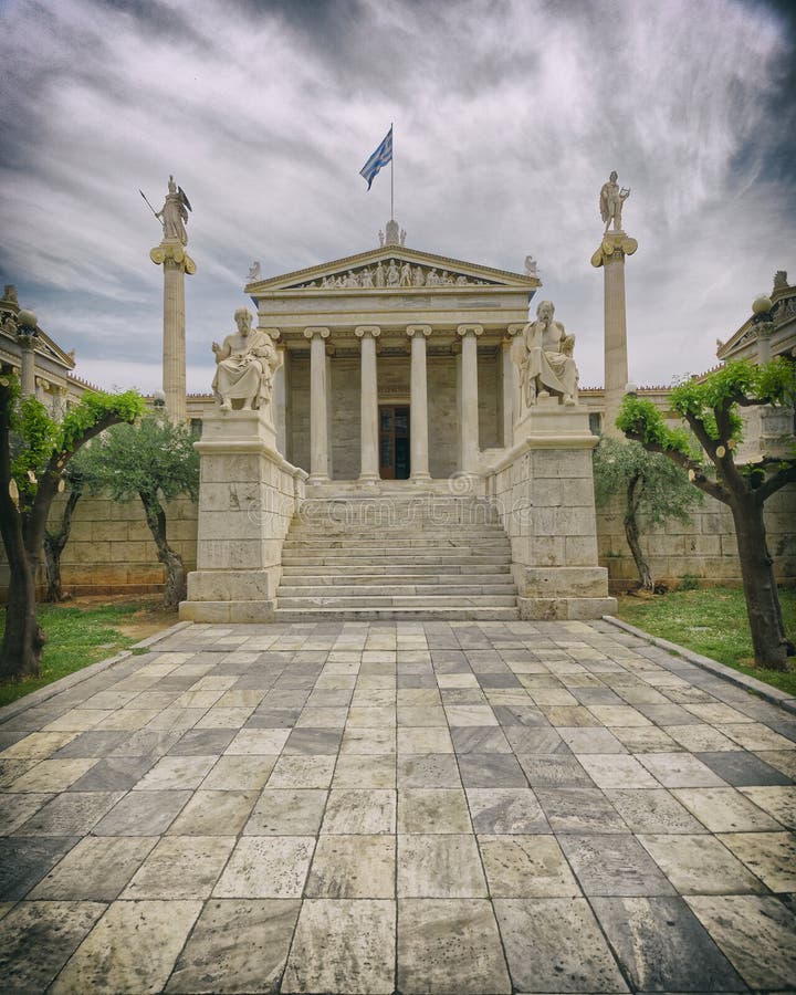 Αγάλματα της Αθήνας Ελλάδα, Πλάτωνα και του Σωκράτη μπροστά από το εθνικό νεοκλασσικό κτήριο ακαδημιών στοκ εικόνες Αγάλματα της Αθήνας Ελλάδα, Πλάτωνα και του Σωκράτη μπροστά από το εθνικό νεοκλασσικό κτήριο ακαδημιών στοκ εικόνες