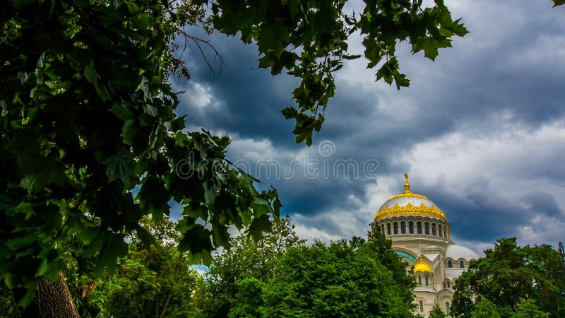 Αγία Πετρούπολη Kronshtadt Ρωσία στις 19 Ιουνίου 2018 Ναυτικός καθεδρικός ναός του Άγιου Βασίλη σε Kronstadt στοκ φωτογραφία Αγία Πετρούπολη Kronshtadt Ρωσία στις 19 Ιουνίου 2018 Ναυτικός καθεδρικός ναός του Άγιου Βασίλη σε Kronstadt στοκ φωτογραφία