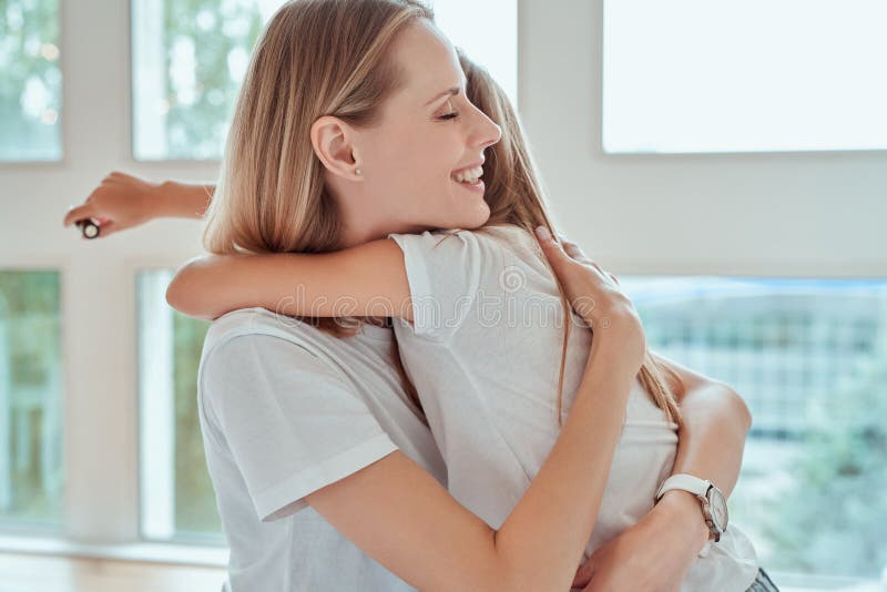 Αγαπώ τη μαμά μου Χρόνια πολλά για τη γιορτή των μητέρων Η όμορφη μαμά με την μικρή χαριτωμένη κόρη της διασκεδάζει στο σπίτι Αγκ στοκ εικόνα με δικαίωμα ελεύθερης χρήσης Αγαπώ τη μαμά μου Χρόνια πολλά για τη γιορτή των μητέρων Η όμορφη μαμά με την μικρή χαριτωμένη κόρη της διασκεδάζει στο σπίτι Αγκ στοκ εικόνα με δικαίωμα ελεύθερης χρήσης