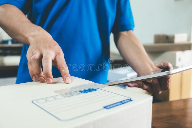 Αγγελιαφόρος που ελέγχει τον κατάλογο παραλαβών παράδοσης στην αρχή στοκ εικόνες Αγγελιαφόρος που ελέγχει τον κατάλογο παραλαβών παράδοσης στην αρχή στοκ εικόνες
