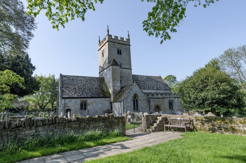 Αγγλικά εκκλησία και νεκροταφείο του δωδέκατου αιώνα που βρίσκονται στο UK