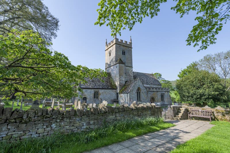 Αγγλικά εκκλησία και νεκροταφείο του δωδέκατου αιώνα που βρίσκονται στο UK