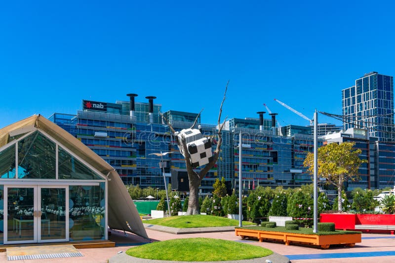 Αγελάδα επάνω ένα γλυπτό δέντρων σε Docklands στοκ φωτογραφίες με δικαίωμα ελεύθερης χρήσης Αγελάδα επάνω ένα γλυπτό δέντρων σε Docklands στοκ φωτογραφίες με δικαίωμα ελεύθερης χρήσης