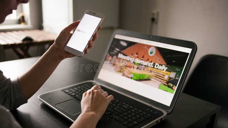 ΑΓΙΟΣ ΠΕΤΡΟΥΠΟΛΗ, ΡΩΣΙΑ - 14 ΜΑΐΟΥ 2019: χρήστης της περιοχής και app Ο ιστοχώρος και το λογότυπο της ρωσικής επιχείρησης X5 πουλ στοκ φωτογραφίες με δικαίωμα ελεύθερης χρήσης ΑΓΙΟΣ ΠΕΤΡΟΥΠΟΛΗ, ΡΩΣΙΑ - 14 ΜΑΐΟΥ 2019: χρήστης της περιοχής και app Ο ιστοχώρος και το λογότυπο της ρωσικής επιχείρησης X5 πουλ στοκ φωτογραφίες με δικαίωμα ελεύθερης χρήσης