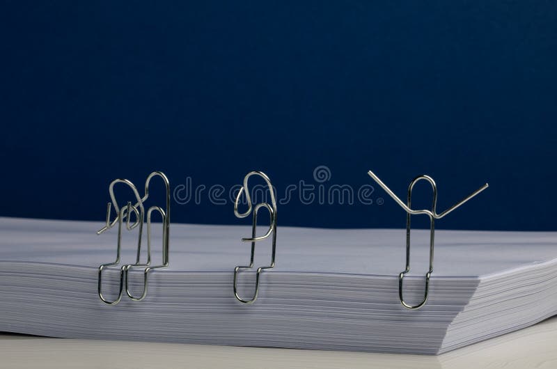 Αγκάλιασμα χαρακτήρων συνδετήρων εγγράφου και στο θαυμαστικό, σκέψη στη δεσμίδα του εγγράφου στοκ εικόνα με δικαίωμα ελεύθερης χρήσης Αγκάλιασμα χαρακτήρων συνδετήρων εγγράφου και στο θαυμαστικό, σκέψη στη δεσμίδα του εγγράφου στοκ εικόνα με δικαίωμα ελεύθερης χρήσης