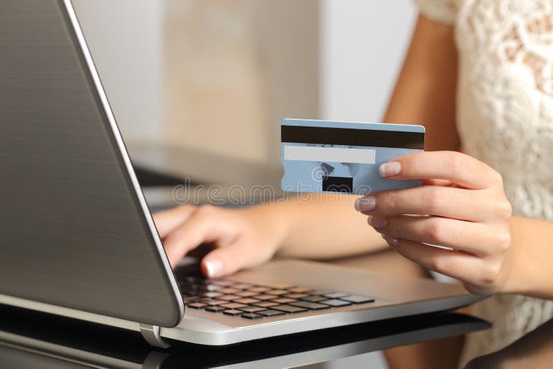 Αγορά γυναικών on-line με ένα ηλεκτρονικό εμπόριο πιστωτικών καρτών στοκ εικόνα Αγορά γυναικών on-line με ένα ηλεκτρονικό εμπόριο πιστωτικών καρτών στοκ εικόνα