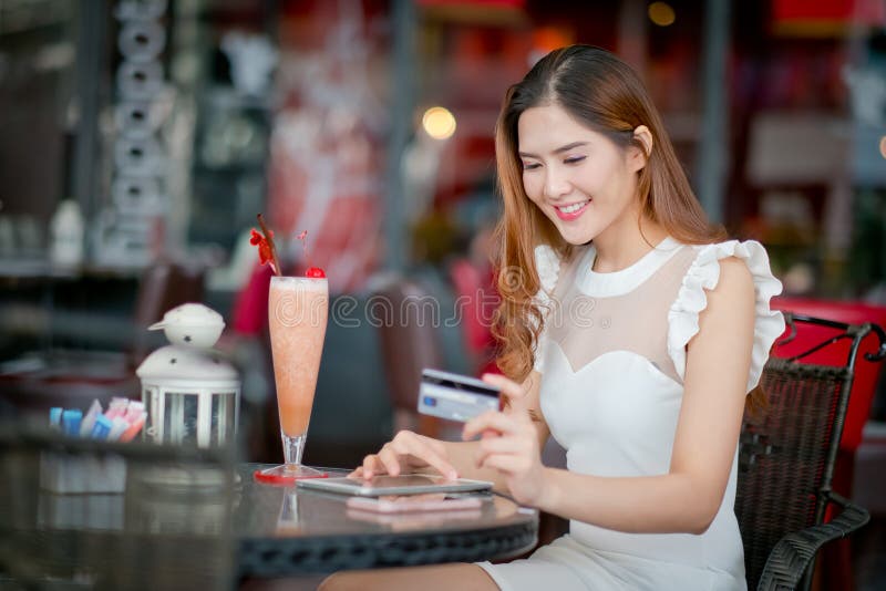 Αγορά γυναικών on-line στις διακοπές με ένα lap-top στοκ φωτογραφίες Αγορά γυναικών on-line στις διακοπές με ένα lap-top στοκ φωτογραφίες