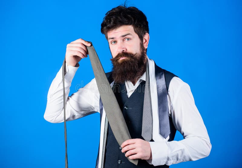 Αγορές για τη γραβάτα Hipster που ψωνίζει η πιό πρόσφατη συλλογή δεσμών Βοηθός καταστημάτων που προσφέρει την ευρεία κατάταξη των στοκ φωτογραφίες Αγορές για τη γραβάτα Hipster που ψωνίζει η πιό πρόσφατη συλλογή δεσμών Βοηθός καταστημάτων που προσφέρει την ευρεία κατάταξη των στοκ φωτογραφίες