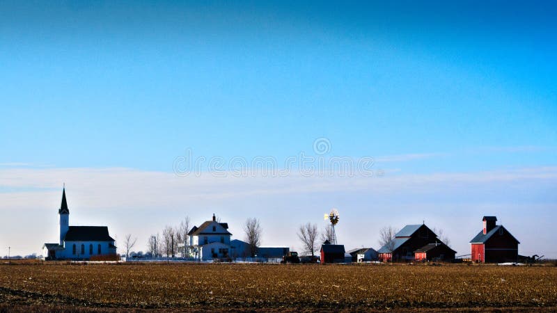Αγροτική midwest σκηνή αγροκτημάτων και εκκλησιών πεδιάδων στοκ εικόνες Αγροτική midwest σκηνή αγροκτημάτων και εκκλησιών πεδιάδων στοκ εικόνες