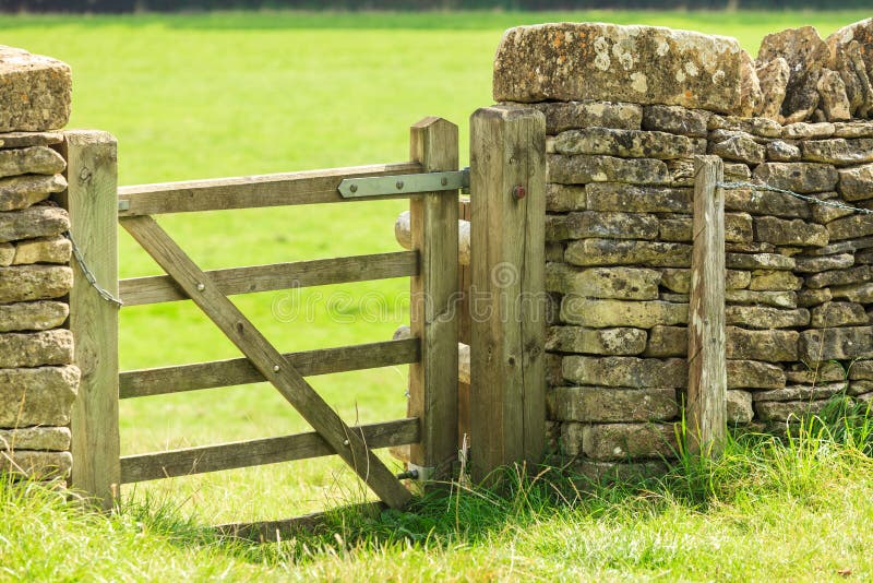 Αγροτική πύλη στον τοίχο drystone σε Bibury Αγγλία UK
