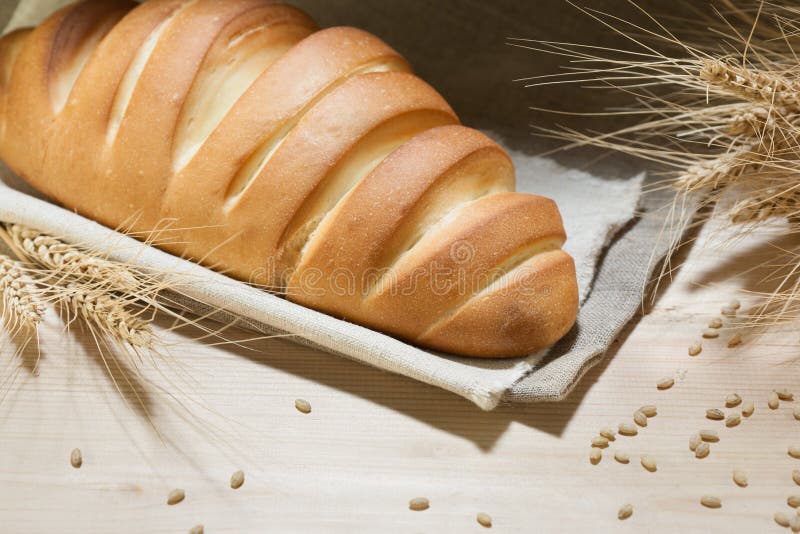 Αγροτικοί εύγευστοι αρωματικοί φρέσκοι baguette, φραντζόλα και σίτος στον ξύλινο πίνακα copyspace, διάστημα κειμένων ψήσιμο, συστ στοκ εικόνες Αγροτικοί εύγευστοι αρωματικοί φρέσκοι baguette, φραντζόλα και σίτος στον ξύλινο πίνακα copyspace, διάστημα κειμένων ψήσιμο, συστ στοκ εικόνες