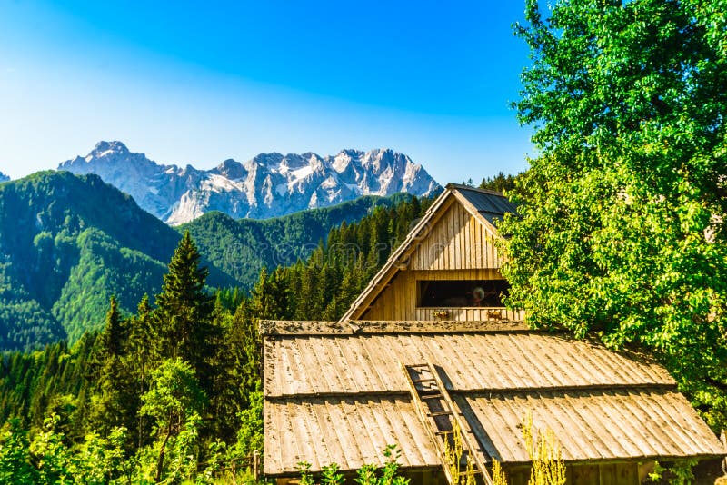 Αγρόκτημα στα βουνά από Logar την κοιλάδα στις σλοβένικες Άλπεις στοκ εικόνα με δικαίωμα ελεύθερης χρήσης Αγρόκτημα στα βουνά από Logar την κοιλάδα στις σλοβένικες Άλπεις στοκ εικόνα με δικαίωμα ελεύθερης χρήσης
