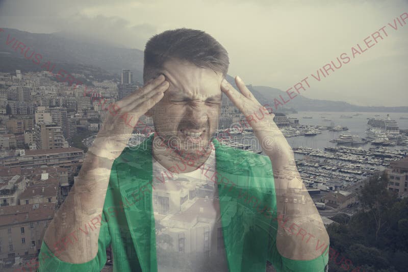 αγχωμένος άνδρας που κρατά το κεφάλι του με αφηρημένο φόντο πόλης. διπλή έκθεση. ιός συναγερμός πανδημίας του coronavirus. στοκ εικόνες