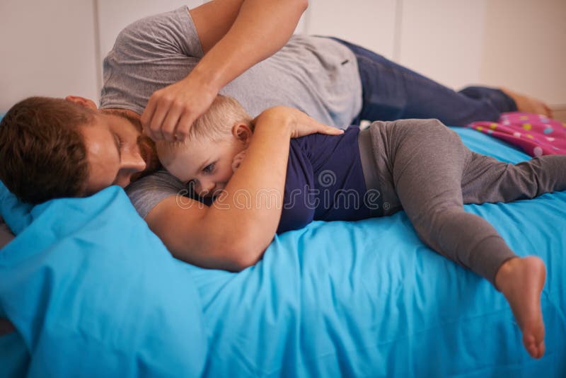 αγόρι αγκαλιά ή μπαμπάς κοιμάται στο κρεβάτι για ηρεμία ή ονειρεύεται να χαλαρώσει σε ένα οικογενειακό σπίτι με υποστήριξη ή αγάπη στοκ εικόνες με δικαίωμα ελεύθερης χρήσης