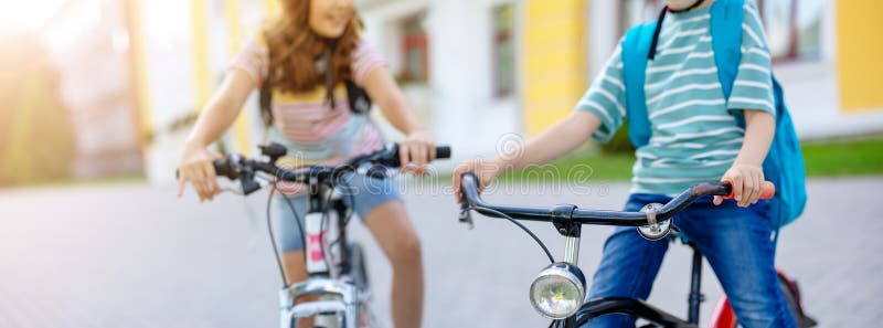 Αγόρι και κορίτσι στα ποδήλατα μαζί. στοκ φωτογραφίες με δικαίωμα ελεύθερης χρήσης