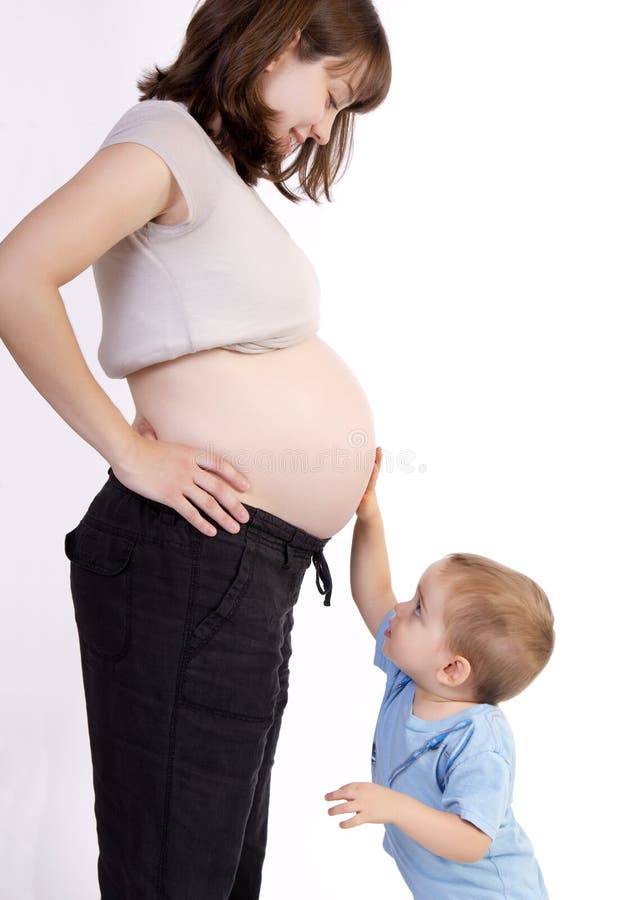 αγόρι κοιλιών λίγο mom το έγκ& στοκ φωτογραφία αγόρι κοιλιών λίγο mom το έγκ& στοκ φωτογραφία