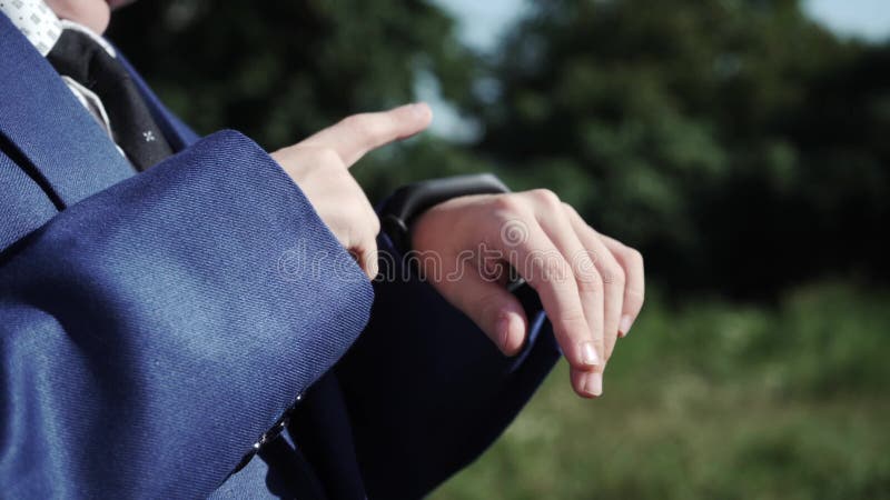 Αγόρι παιδιών στο έξυπνο ρολόι χρήσης επιχειρησιακών κοστουμιών στην οδό Κλείστε αυξημένος απόθεμα βίντεο