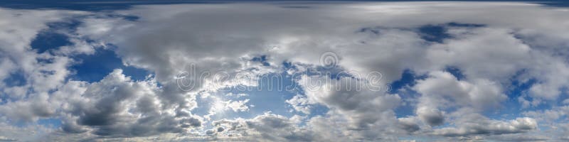 Αδιάλειπτη θολή μπλε ουρανός hdri πανοραμική προβολή 360 μοιρών με ζενίθ και όμορφα σύννεφα για χρήση σε τρισδιάστατα γραφικά ή πα ελεύθερη απεικόνιση δικαιώματος
