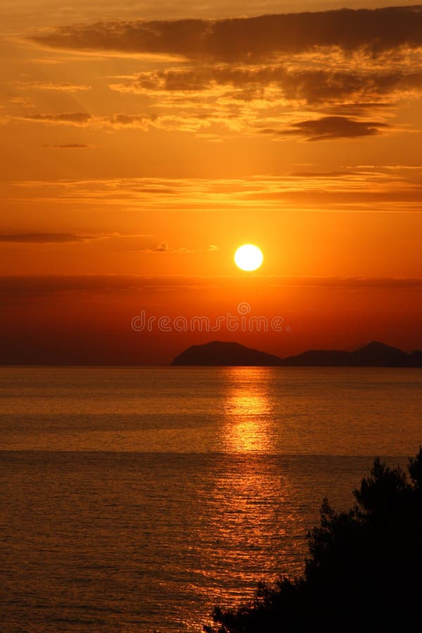 αδριατικός φωτεινός πέρα από το ηλιοβασίλεμα θάλασσας στοκ φωτογραφία με δικαίωμα ελεύθερης χρήσης