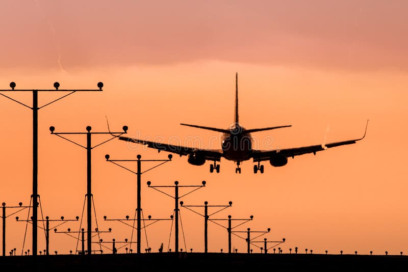 Αεριωθούμενο αεροπλάνο που προσγειώνεται στο ηλιοβασίλεμα στοκ φωτογραφία με δικαίωμα ελεύθερης χρήσης Αεριωθούμενο αεροπλάνο που προσγειώνεται στο ηλιοβασίλεμα στοκ φωτογραφία με δικαίωμα ελεύθερης χρήσης
