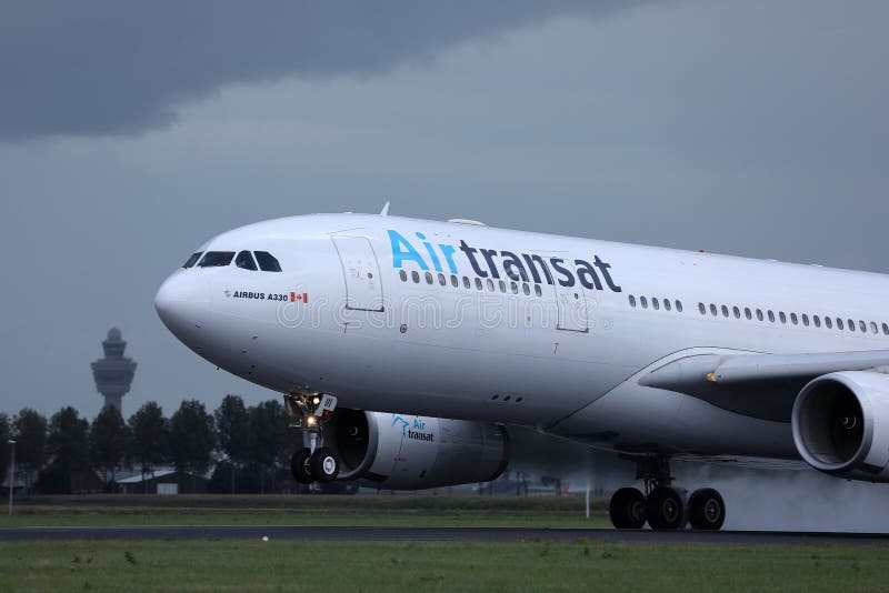 Αεριωθούμενο αεροπλάνο Transat αέρα που προσγειώνεται στο διάδρομο στοκ φωτογραφίες με δικαίωμα ελεύθερης χρήσης Αεριωθούμενο αεροπλάνο Transat αέρα που προσγειώνεται στο διάδρομο στοκ φωτογραφίες με δικαίωμα ελεύθερης χρήσης